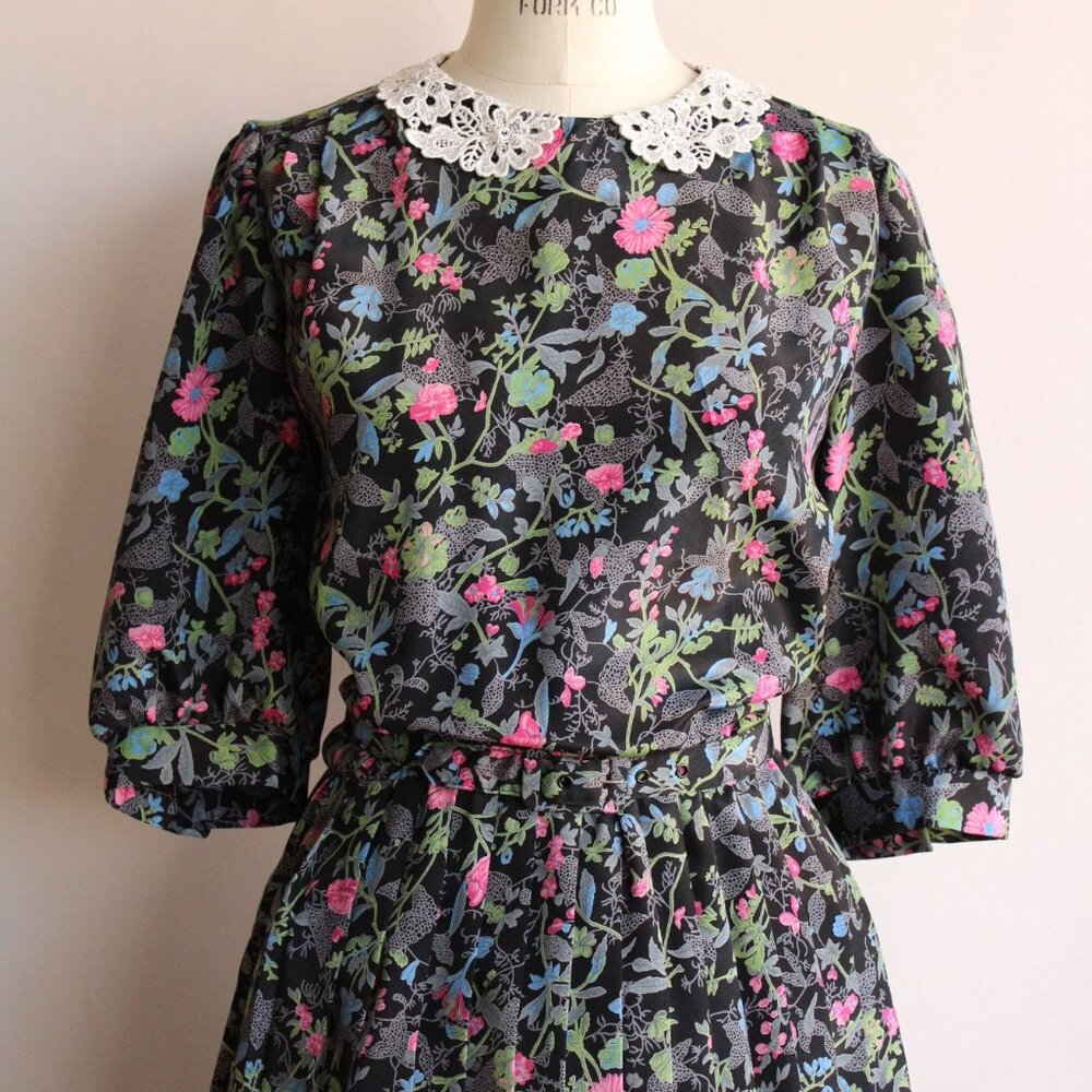 Vintage 1980's Dress with Belt, Breli Originals, Black Floral Print, Lace Collar - Picture 3 of 10